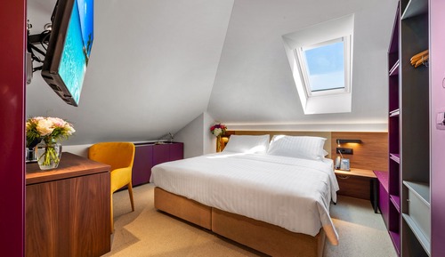 Classic Room, 1 King Bed, Balcony, Corner