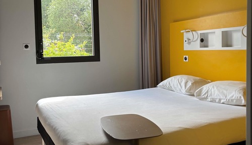Double Room with Large Bed and Desk