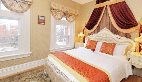 Deluxe Studio Suite, 1 Queen Bed, City View - Second Floor