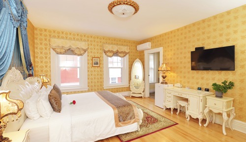 Deluxe Room, 1 King Bed, City View - Second Floor