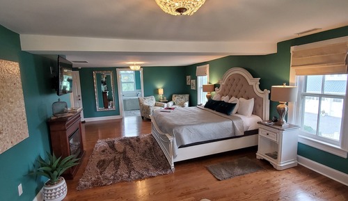 Room, 1 King Bed, Private Bathroom (Robbins Room)