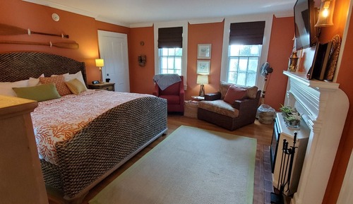 Room, 1 King Bed, Private Bathroom (Milton Room)