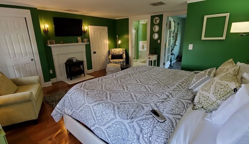 Room, 1 King Bed, Private Bathroom (Holly Room)