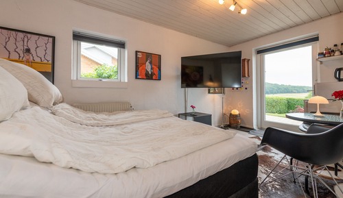 Double Room, 1 King Bed, Shared Bathroom