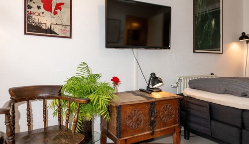 Double Room, 1 King Bed, Shared Bathroom