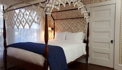 Deluxe Room, 1 Queen Bed, Fireplace (Room 10)