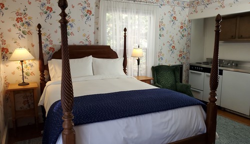 Deluxe Room, 1 Queen Bed, Kitchenette (Room 05)