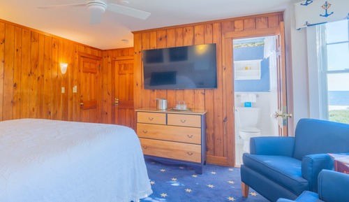 Deluxe Room, King Bed and Bunk Bed