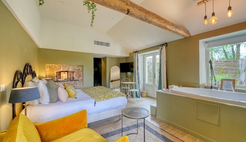 Deluxe Room, Jetted Tub
