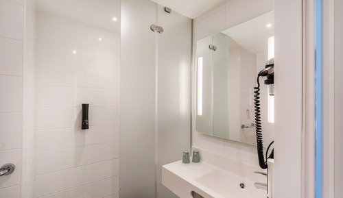 Standard Twin Room, Accessible Bathtub