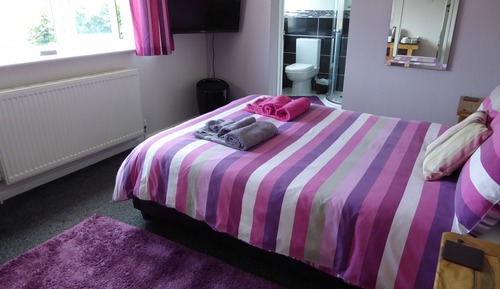 Double Room, Private Bathroom (Emmbrook )