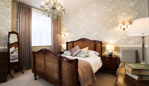 Deluxe Suite, 1 King Bed, Bathtub, Ground Floor