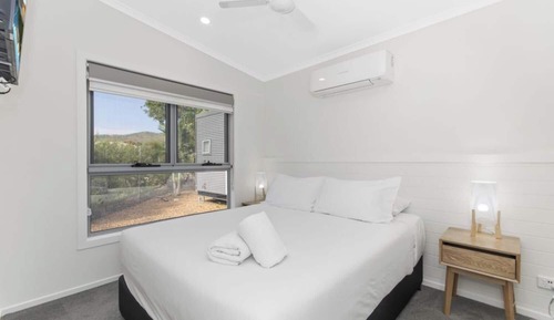 Deluxe 2 Bedroom Cabin - Sleeps 6