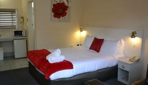 Family Room Queen bed and 3 singles