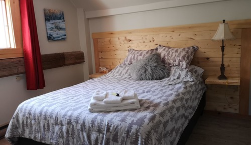 Deluxe Room, 1 Queen Bed, Non Smoking, Garden View