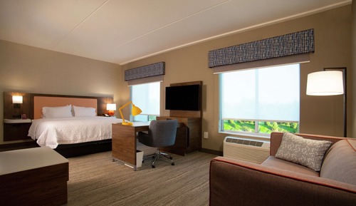 Studio, 1 King Bed, Refrigerator & Microwave (Wet bar)