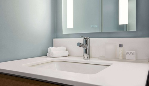 Deluxe Queen Room with Roll-in Shower - Mobility and Hearing Impaired Access/Non-Smoking