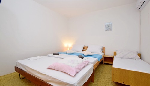 Room (S2)