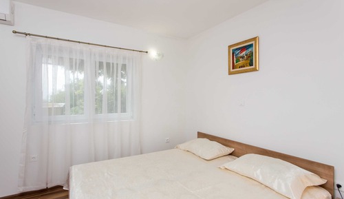 Apartment (One-Bedroom Apartment with Shared Ter)