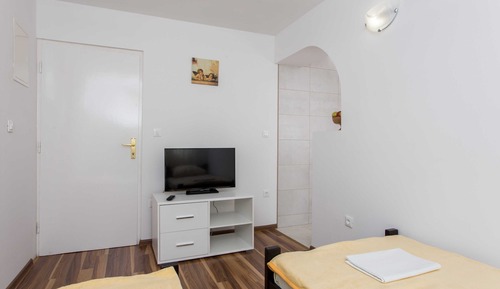 Apartment (Two-Bedroom Apartment with Shared Ter)