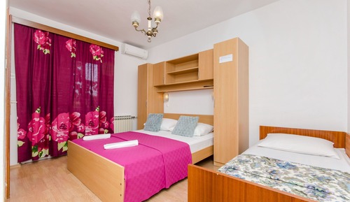 Room (S6)