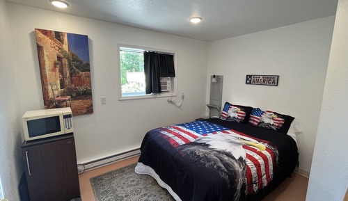 1 Queen Bed, Courtyard View, Ground Level