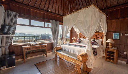 Suite Plunge Pool with Rice Field View