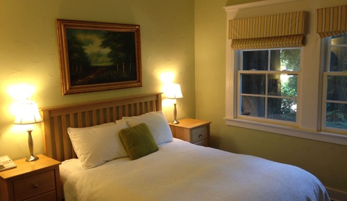 Standard Room, 1 Queen Bed, Courtyard View