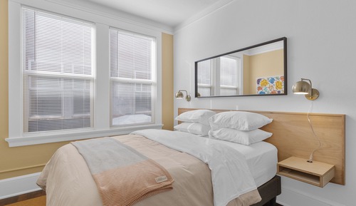 Economy Room, 1 Queen Bed, Shared Bathroom