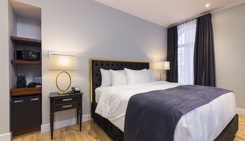Signature Suite, 1 King Bed with Sofa bed, Non Smoking