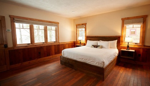 Comfort Single Room, 1 King Bed, Mountain View