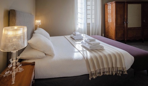 Deluxe Double Room, 1 Queen Bed, Private Bathroom, Courtyard View (Blanche)