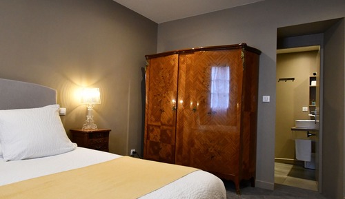 Deluxe Double Room, 1 Queen Bed, Pool Access, Park View (Jaune)