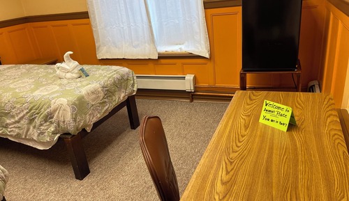 Jasmin's Place Room, 2 Twin Beds with Shared Bathroom