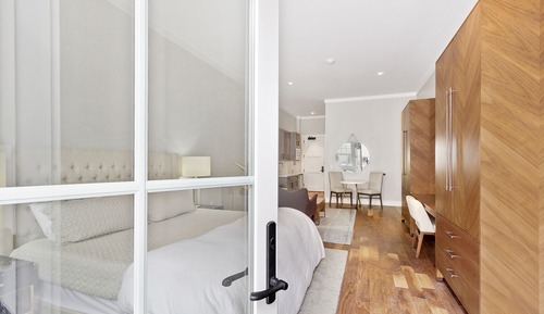 Luxury Suite, King Bed w/ Patio