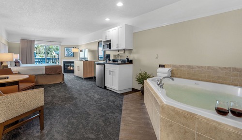 King Suite with Whirlpool, Pet Free
