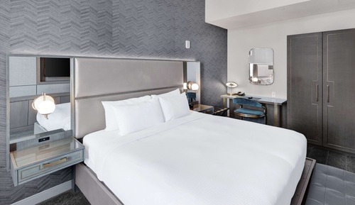Suite, 1 King Bed, Club Lounge Access (Petite Lounge)
