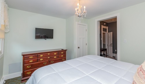 Quadruple Room (Miss Kitty Husted)