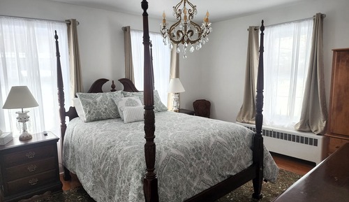 Queen Room Chapman Carriage House Room 21