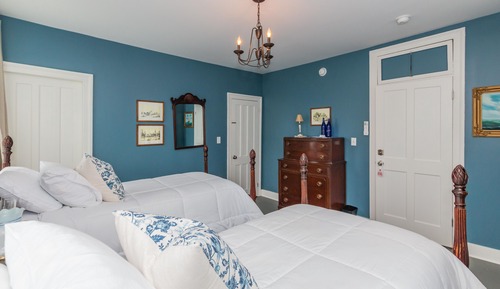 Room (Earl's - detached bathroom)