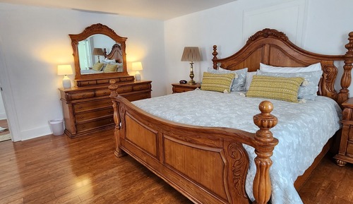 King Room Chapman Carriage House Rm 22