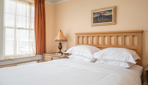 Deluxe Suite, 1 Queen Bed with Sofa bed