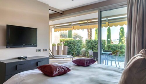 Suite, 1 King Bed with Sofa bed, Garden View