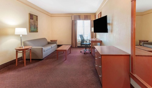 Deluxe Suite, 1 King Bed, Non Smoking, City View