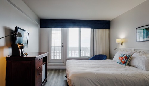 Partial sea view, king with shared balcony