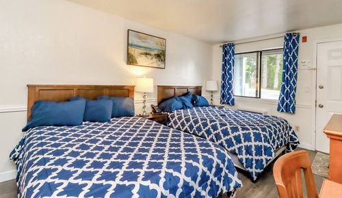 Deluxe Room, 2 Queen Beds, Kitchenette