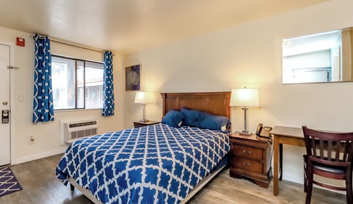 Deluxe Room, 1 Queen Bed, Kitchenette