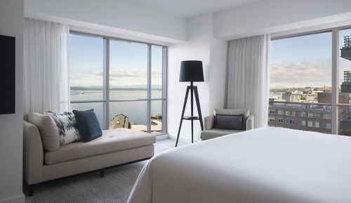 Suite, 1 King Bed, Non Smoking, Corner