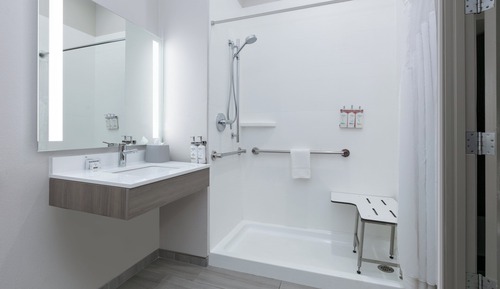 Standard Room, 2 Queen Beds, Accessible (Communications, Roll-In Shower)