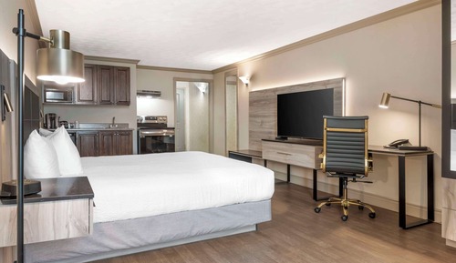 Standard Room, 1 King Bed, Non Smoking, Kitchenette